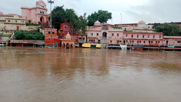 Flood Situation In MP: चित्रकूट में मंदाकिनी नदी उफान पर, आरोग्य धाम का पुल डूबा, दुकानों में घुसा पानी