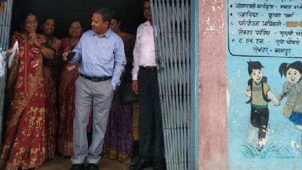 Indore news: एक्शन में इंदौर कमिश्नर, गांव-गांव घूमकर जान रहे व्यवस्थाओं का हाल