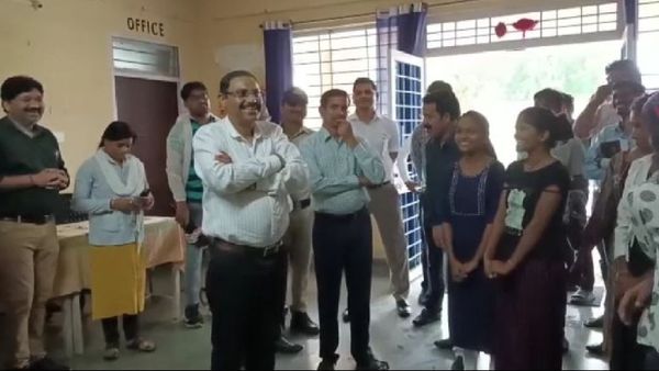 Umaria News: बच्चों के सामने बुद्धू बन गए कलेक्टर, DM का अनोखा अंदाज देखकर सब लगाने लगे ठहाके, Video