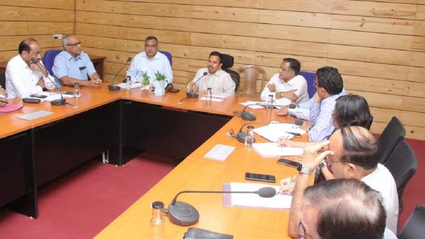 Indore news: गरीबों को आवास बनाने में अधिकारी करेंगे मदद, कमिश्नर ने दिए निर्देश