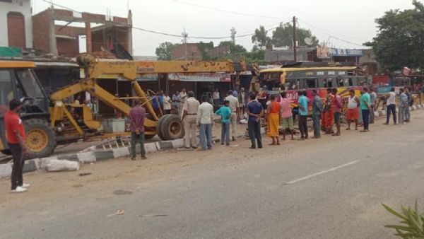 Rewa News: रीवा में दर्दनाक हादसा, बनारस जा रही यात्रियों से भरी बस को ट्रक ने मारी टक्कर, एक मौत, 22 लोग घायल
