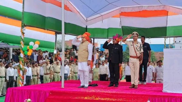 Gwalior में ऊर्जा मंत्री ने फहराया राष्ट्रीय ध्वज, लाडली बहना सेना और कोटवार की टोली रही आकर्षण का केंद्र