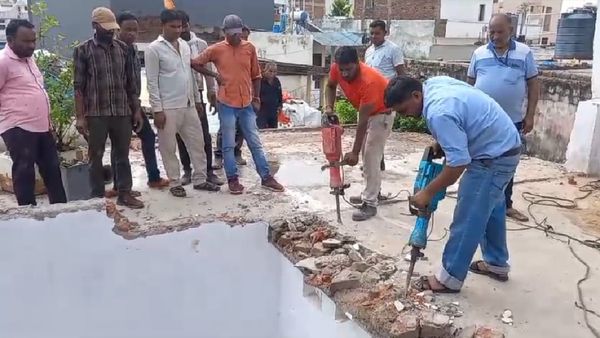 Satna News: 5 साल की बच्ची से रेप करने वाले पर गृह मंत्री का एक्शन, ड्रिल मशीन से तोड़ा आरोपी का घर, Video