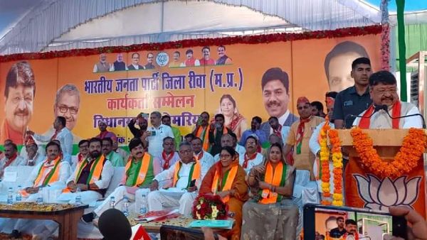 Rewa News: भाजपा महासचिव मैहर मां शारदा के दर्शन कर सेमरिया पहुंचे, कार्यकर्ता सम्मेलन में हुए शामिल