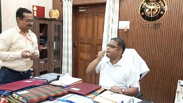 UP: गोरखपुर में 32 लाख से अधिक लोगों ने ली फाइलेरिया की दवा, डीएम व एसएसपी ने की यह अपील