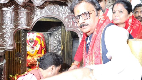 Satna: कैबिनेट मंत्री की शपथ लेने के बाद मां शारदा के दरबार पहुंचे राजेंद्र शुक्ला, मंदिर में की पूजा-अर्चना
