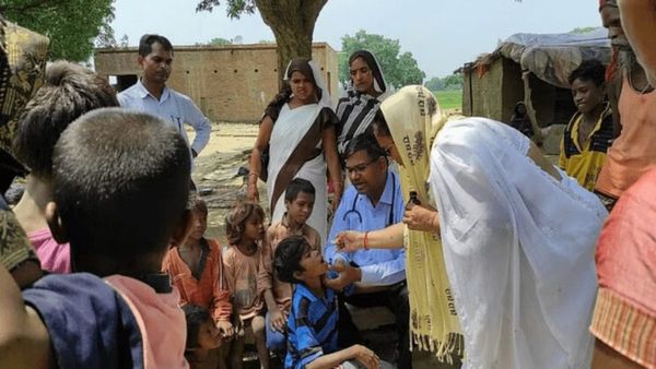 UP News: जौनपुर के इस गांव में फैला निमोनिया, तीन दिन में चार बच्चों की मौत, स्वास्थ्य विभाग अलर्ट, जांच जारी