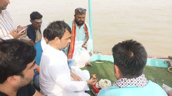 UP: वाराणसी पहुंचे एक्टर पंकज त्रिपाठी, पिता की अस्थियां कीं गंगा नदी में विसर्जित
