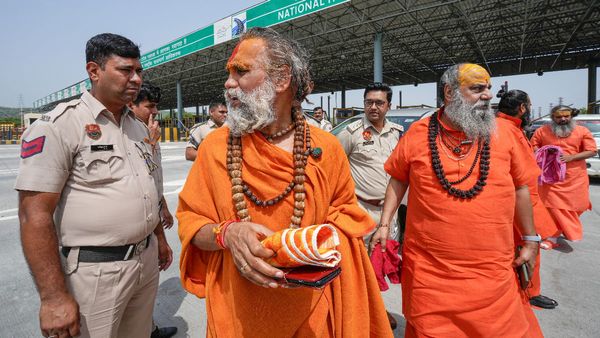 विश्व हिंदू तख्त के अध्यक्ष वीरेश शांडिल्य को किया गया 'हाउस अरेस्ट'