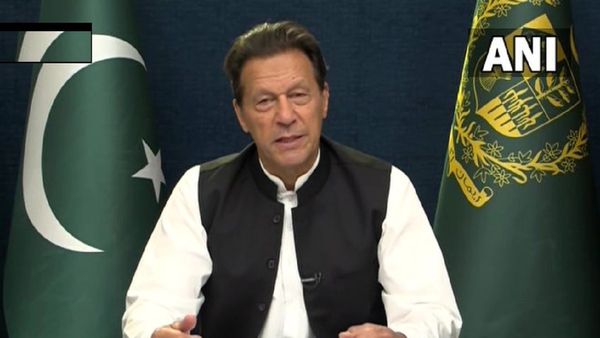 तोशाखाना मामले में दोषी ठहराए जाने के बाद चुनाव आयोग की बड़ी कार्रवाई, 5 साल के लिए इमरान खान अयोग्य घोषित