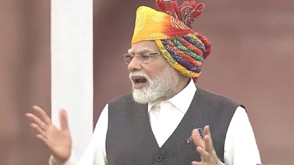 Independence Day: लालकिले से महंगाई पर पीएम मोदी का हमला, बोले- हमारा हर संभव प्रयास जारी