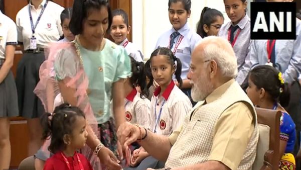 स्कूली बच्चों संग पीएम मोदी ने मनाया रक्षाबंधन, बंधवाई राखी