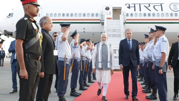Modi in Greece: PM नरेन्द्र मोदी पहुंचे ग्रीस, 40 सालों के बाद एथेंस जाने वाले भारत के पहले प्रधानमंत्री