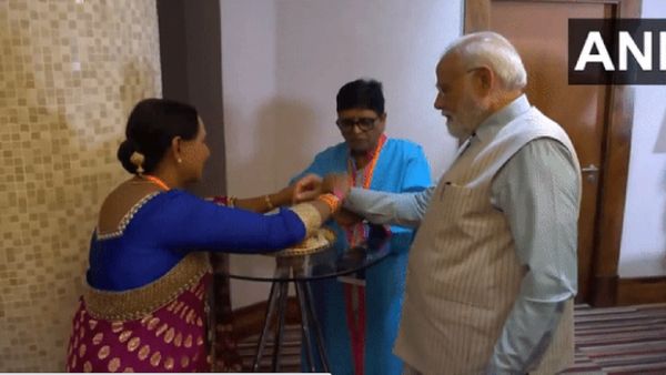 PM Modi In South Africa: दक्षिण अफ्रीका के जोहान्सबर्ग में प्रवासी भारतीय महिलाओं ने पीएम मोदी को बांधी राखी