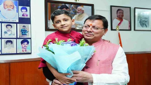 उत्तराखंड: सीएम धामी से मिले सबसे कम उम्र के शतरंज खिलाड़ी तेजस तिवारी, उज्ज्वल भविष्य की शुभकामनाएं दी