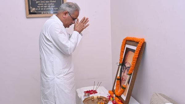 रायपुर :  स्वामी आत्मानंद की पुण्यतिथि पर सीएम बघेल ने उन्हें किया नमन