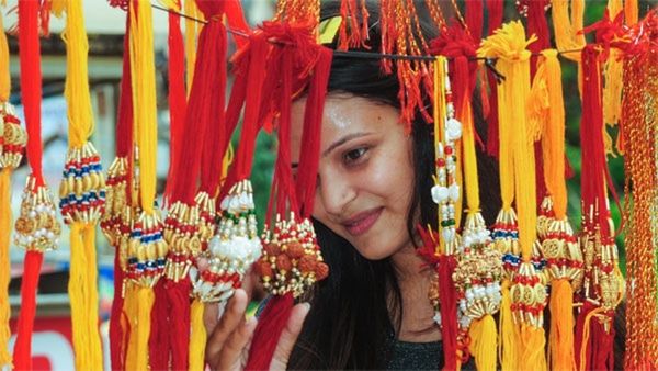 Raksha Bandhan 2023: इस बार रक्षाबंधन पर ऐसे सजाएं अपना घर, राखी की थाली को इस तरह करें डेकोरेट