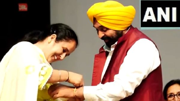 पंजाब: मंच पर आ गई महिला, CM भगवंत मान ने बीच में भाषण रोक कर बंधवाई राखी, Video