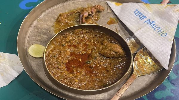 चिकन में मिला मरा हुआ चूहा, मुंबई के फेमस रेस्टोरेंट में डिनर करने गए थे दो दोस्त, मैनेजर-कुक गिरफ्तार