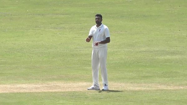 वेस्टइंडीज में कमाल करने के बाद अश्विन का जोश नहीं कम, युवाओं के साथ खेल रहे हैं मैदान पर