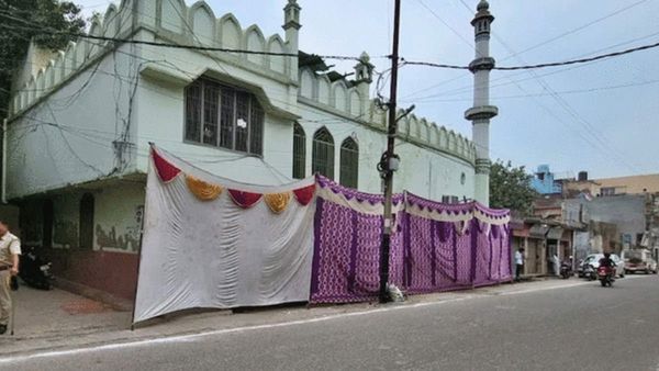 कल्कि जयंती पर Sambhal में निकाली गई शोभायात्रा, पुलिस-प्रशासन ने मस्जिदों को पर्दों से ढकवाया