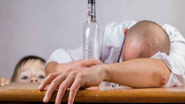 कितने दिन लगातार शराब पीने से इसकी लत लग जाती है? तीसरे चरण में जाते ही नशे का शिकार