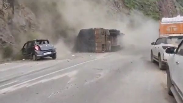 VIDEO: ब्रेक फेल होने से शिमला में पलटा सेब से लदा ट्रक, चपेट में आई कई गाड़ियां... 2 लोगों की मौत