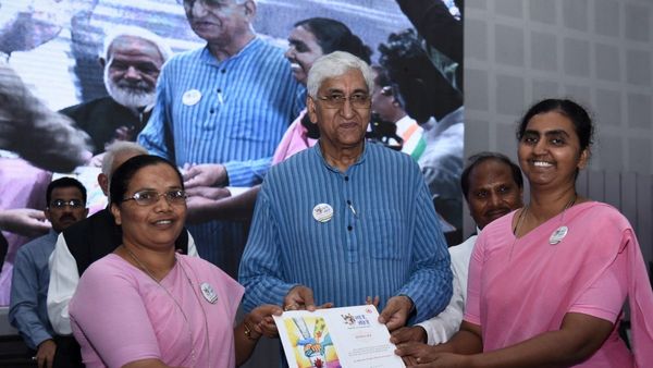 Surguja: उप मुख्यमंत्री टी एस सिंहदेव ने कोरोना वारियर्स को किया सम्मानित