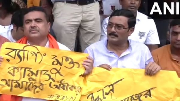 जादवपुर विश्वविद्यालय के बाहर सुवेंदु अधिकारी ने किया विरोध प्रदर्शन, ममता सरकार पर लगाया गंभीर आरोप
