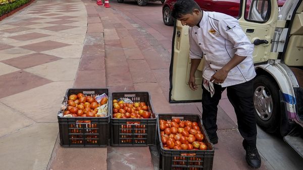 झारखंड: चोरों ने ताला तोड़ चुरा लिए 40 किलो टमाटर, सब्जी विक्रेताओं ने विरोध में बंद रखीं दुकानें