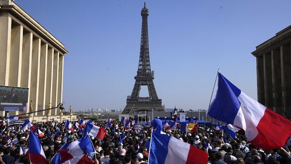 Eiffel Tower: एफिल टावर को बम से उड़ाने की धमकी, पर्यटक को निकाला बाहर, शनिवार को रखा बंद