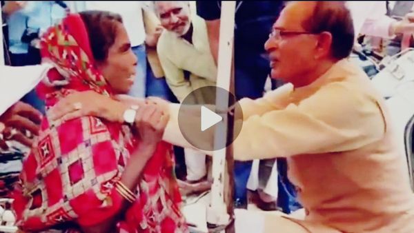 विदिशा में CM शिवराज की दिखी दरियादिली, फुटपाथ पर छाता सुधारने वाली महिला से मिलकर की ₹50 हजार की मदद