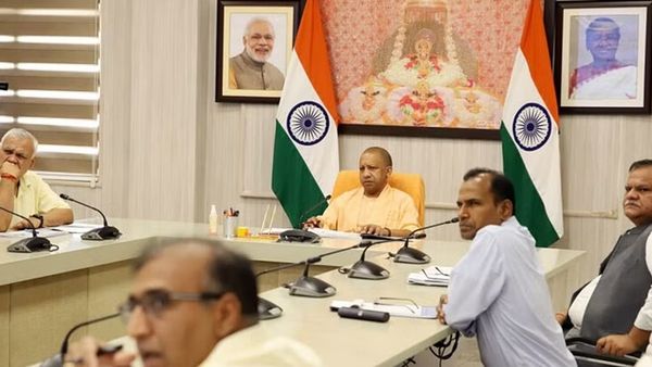 नदियों की ड्रेजिंग समय से की जाए ताकि लोगों को बाढ़ से राहत मिले, अवैध खनन पर भी लगाएं अंकुश- सीएम योगी