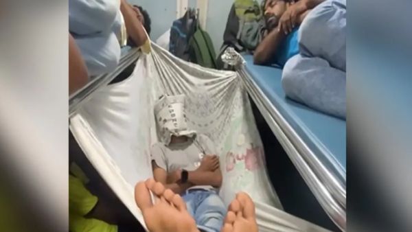 WATCH: भीड़ से खचाखच ट्रेन में झूलता दिखा शख्स, देसी जुगाड़ का वीडियो VIRAL