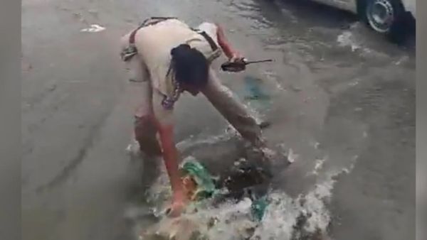 हाथों से बंद नाली का प्लास्टिक कचरा निकालती दिखी महिला पुलिसकर्मी, लोगों ने की तारीफ