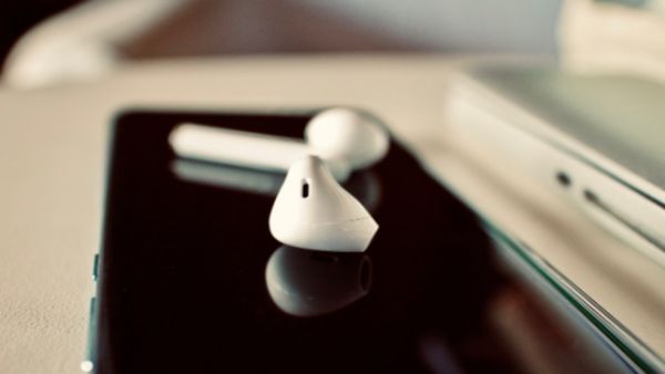 गजब लोग हैं! महिला ने गलती से विटामिन की जगह खाया ईयरफोन, पति ने दिया अजीबोगरीब रिएक्शन