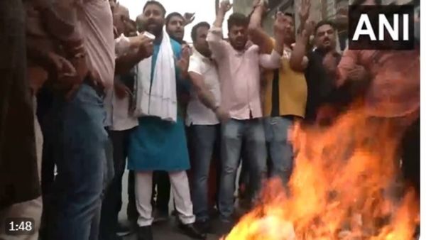 Anantnag Encounter: 'पाकिस्तान मुर्दाबाद...', जवानों की शहादत पर फूटा बजरंग दल का गुस्सा, Video