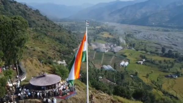 VIDEO: LoC के पास अजोट युद्ध स्मारक पर भारतीय सेना ने लगाया 70 फीट ऊंचा तिरंगा