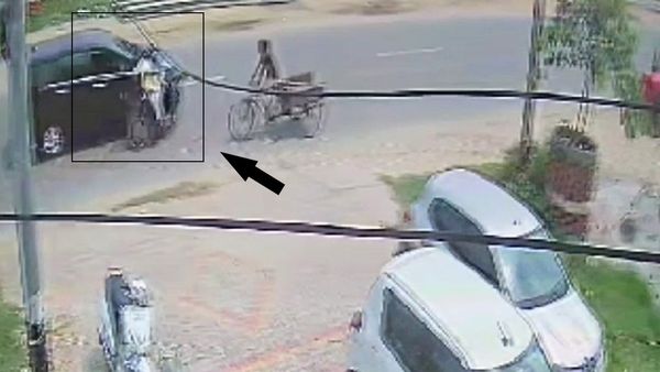 Accident CCTV Video: बाइक सवार पति-पत्नी को कार ने उड़ाया, कई फीट उछल कर गिरे दोनों, मौत