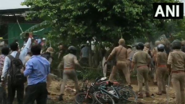 Agra News: अतिक्रमण हटाने गई पुलिस पर सत्संगियों ने फेंके पत्थर, छावनी में तब्दील दयालबाग