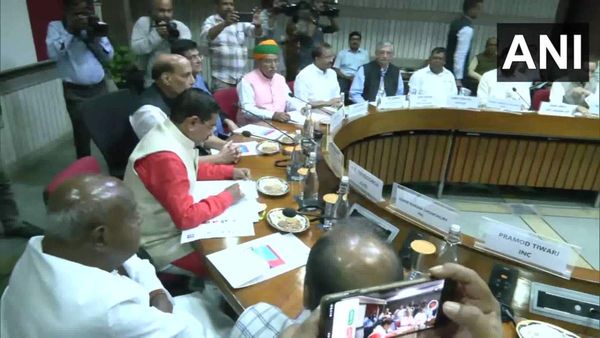 Parliament Special Session: विशेष सत्र से पहले सर्वदलीय बैठक, संजय सिंह और राघव चड्ढा को बहाल करने की उठी मांग