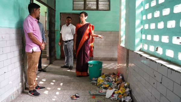 निजामुद्दीन MCD स्कूल का मंत्री Atishi ने किया निरीक्षण, शिक्षक मिले गायब...गंदगी का अंबार और मकड़ी के जाले भी
