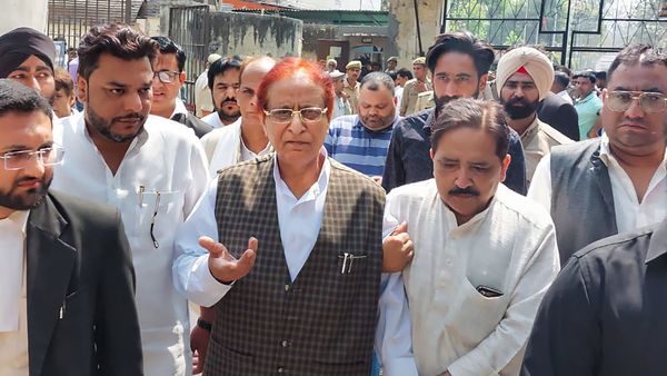 आजम खान पर आयकर विभाग का शिकंजा, लखनऊ से लेकर गाजियाबाद तक छापेमारी