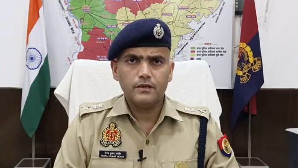 Bijnor: पुलिस दबिश के दौरान छत से नीचे गिरकर हुई शख्स की मौत, दरोगा समेत 4 पुलिसकर्मी हुए सस्पेंड