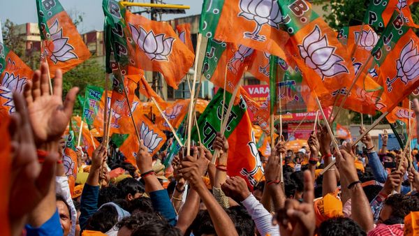 Parivartan Yatra: जैसलमेर में BJP की परिवर्तन यात्रा को रक्षा मंत्री राजनाथ सिंह ने दिखाई हरी झंडी