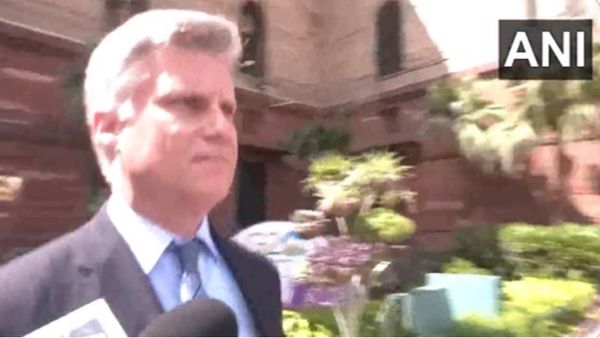 भारतीय विदेश मंत्रालय से तिलमिलाए निकले कनाडाई हाई कमिश्नर, पत्रकारों के मुंह पर बंद किया कार का दरवाजा