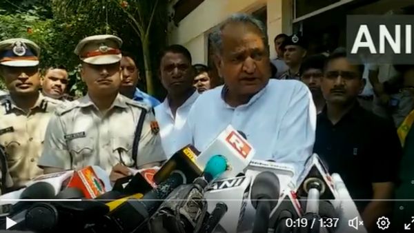 Rajasthan: प्रतापगढ़ पीड़िता से CM गहलोत ने की मुलाकात, सरकारी नौकरी व 10 लाख की FD की घोषणा