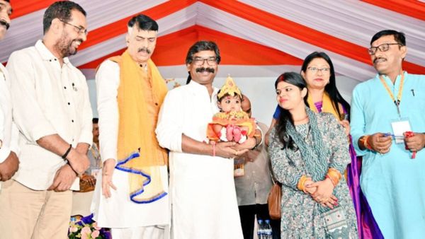 Jharkhand: श्रीकृष्‍ण जन्‍माष्‍टमी पर मोरहाबादी मैदान में दही हांडी प्रतियोगिता, सीएम हेमंत सोरेन भी हुए शामिल