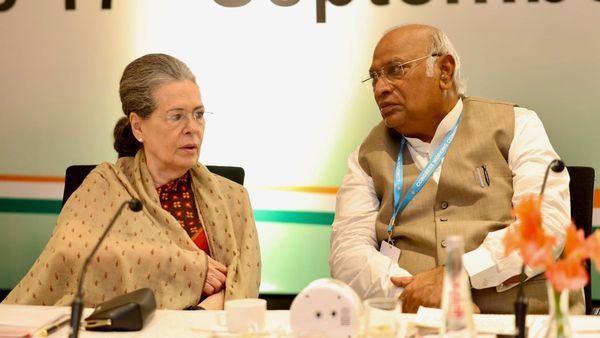 'आपसी मतभेदों को दूर रखें, पार्टी की एकजुटता को प्राथमिकता दें', CWC मीटिंग में खड़गे की नेताओं को नसीहत