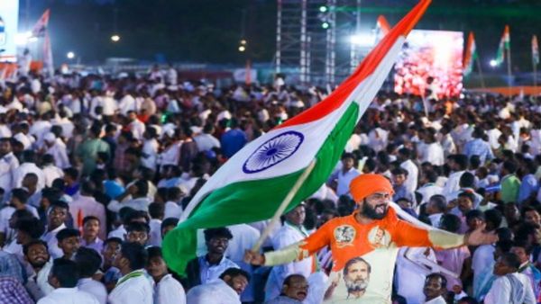 तेलंगाना विधानसभा चुनाव 2023: वोटरों के घर-घर जाकर नेता समझा रहे कांग्रेस की छह गारंटियां
